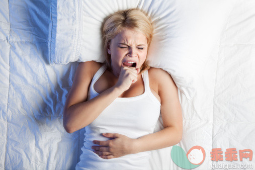 白色,人,休闲装,床,影棚拍摄_157610113_Attractive Young Woman on Bed Yawning_创意图片_Getty Images China