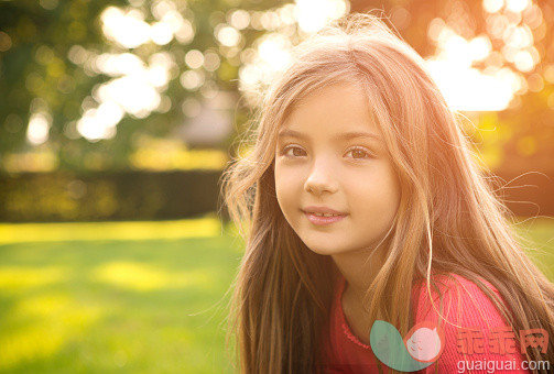 太阳,公园,人,休闲装,生活方式_514271443_Cute girl in a park._创意图片_Getty Images China