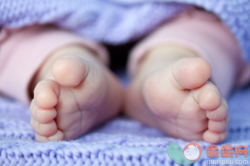 人,室内,足,赤脚,毯子_510837161_Newborn baby feet_创意图片_Getty Images China