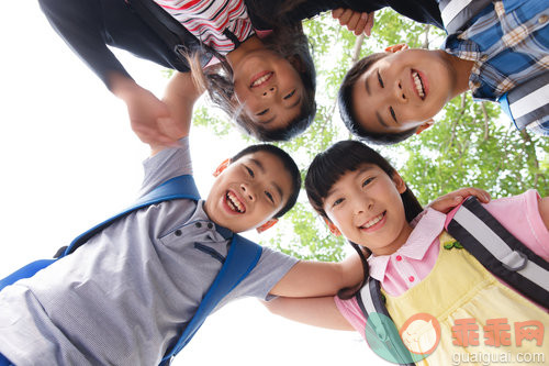 户外,教育,学习,书包,学生_1daa33901_搂着肩膀的小学生_创意图片_Getty Images China