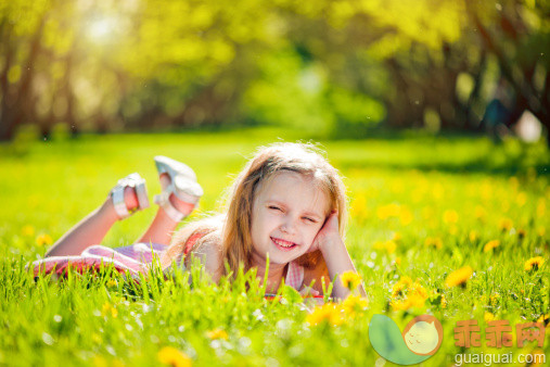 白色,太阳,公园,人,连衣裙_155351922_Little girl laying on a field of dandelions_创意图片_Getty Images China