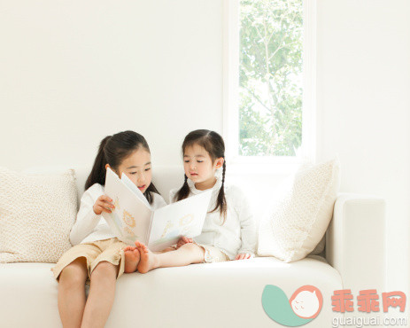 人,休闲装,沙发,室内,住宅房间_505316555_Two Sisters Reading Book_创意图片_Getty Images China