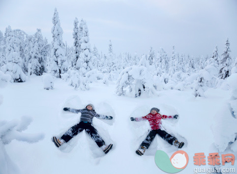 人,寒冷,户外,白人,白色_166086085_TWO SNOW ANGELS IN A SNOWY FOREST_创意图片_Getty Images China