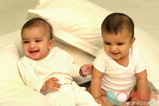 人,婴儿服装,床,四分之三身长,室内_144462594_Close up of smiling babies_创意图片_Getty Images China