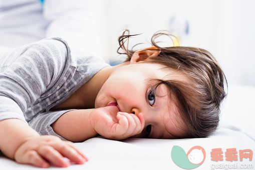 人,休闲装,婴儿服装,室内,躺_558946249_Baby boy lying down, sucking thumb_创意图片_Getty Images China