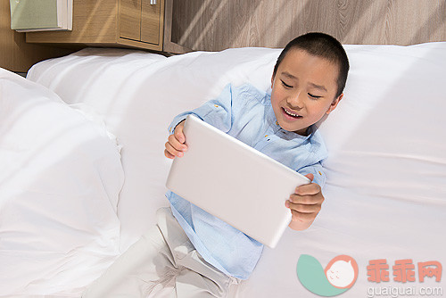 iPad,平板电脑,东亚人,室内,人_ed523c509_Boy using tablet in bed_创意图片_Getty Images China