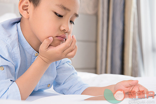 iPad,平板电脑,东亚人,室内,人_d61315faf_Boy using tablet in bed_创意图片_Getty Images China