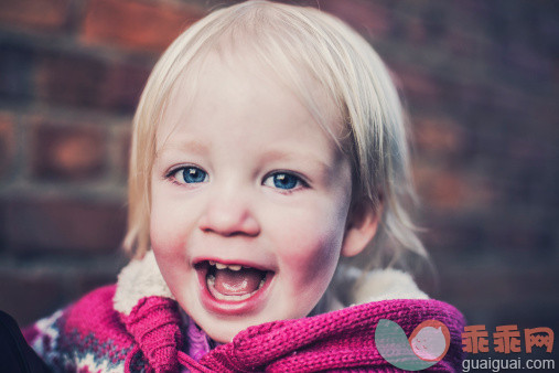 人,婴儿服装,毛衣,12到17个月,室内_167951034_Happy smiling little girl_创意图片_Getty Images China