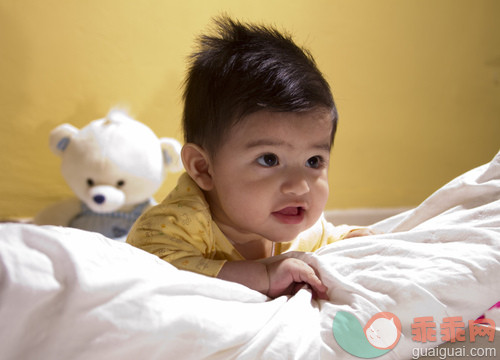 人,床,12到17个月,室内,褐色眼睛_477922767_La mirada de Agusti??n_创意图片_Getty Images China