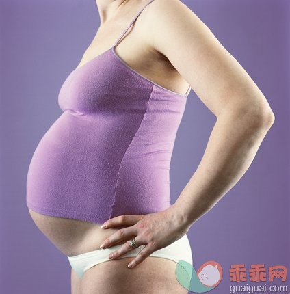 人生大事,摄影,上装,叉腰,两手叉腰_200023000-001_Pregnant woman in tank top, profile, mid section_创意图片_Getty Images China