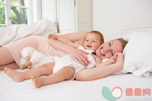 人,床,12到17个月,室内,30岁到34岁_525390099_Mother and baby daughter lying on bed_创意图片_Getty Images China