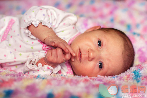 人,婴儿服装,床,室内,褐色眼睛_493215863_Baby girl_创意图片_Getty Images China