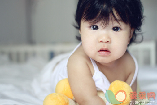 人,婴儿服装,玩具,室内,毛绒玩具_162592221_Cute baby girl with almond eyes looking at camera_创意图片_Getty Images China