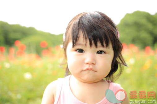 人,婴儿服装,户外,褐色眼睛,棕色头发_170725101_CloseUp Portrait_创意图片_Getty Images China