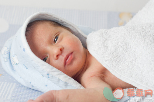 人,室内,毛巾,蓝色眼睛,白人_488087695_Baby's first bath._创意图片_Getty Images China