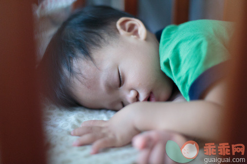 人,婴儿服装,床,12到17个月,室内_158348436_Close-up of a sleeping boy_创意图片_Getty Images China