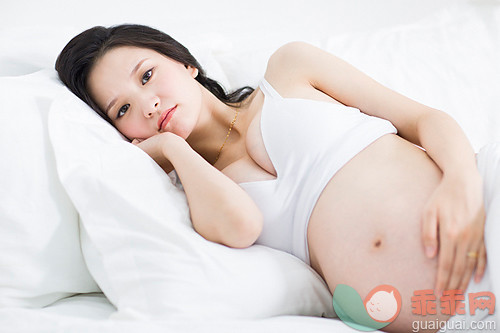 怀孕,担心,怀孕的,肚子,人生大事_ba7728dc9_躺在床上休息的孕妇_创意图片_Getty Images China