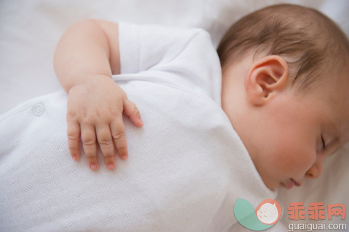 人,婴儿服装,床,2到5个月,室内_485221769_Baby girl (2-5 months) sleeping in bed_创意图片_Getty Images China