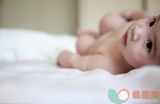 人,床,室内,腰部以下,裸体_480260747_Baby boy in bed_创意图片_Getty Images China