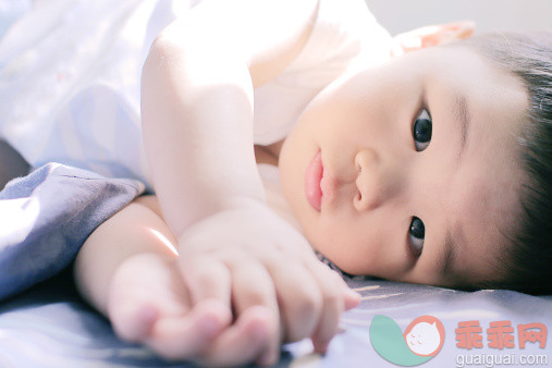 人,婴儿服装,床,室内,褐色眼睛_480972457_A baby boy just after waking_创意图片_Getty Images China