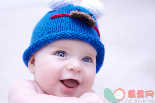 人,婴儿服装,帽子,2到5个月,室内_498557049_Baby with hat_创意图片_Getty Images China