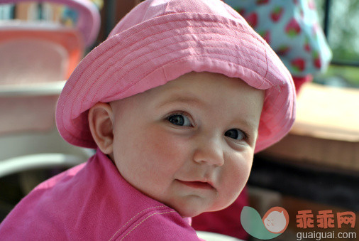 人,帽子,室内,蓝色眼睛,满意_477706807_6 months old with her pink hat on_创意图片_Getty Images China