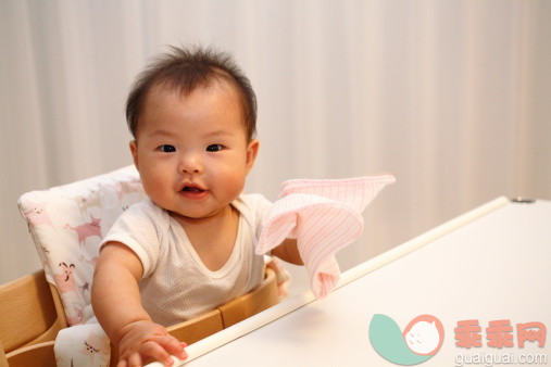 摄影,人,桌子,手帕,室内_499687059_Toddler_创意图片_Getty Images China