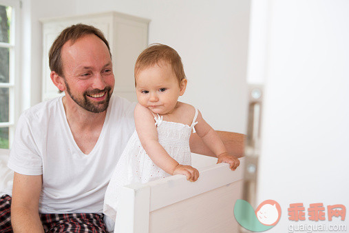 人,住宅内部,12到17个月,室内,45到49岁_525390155_Father smiling at baby daughter_创意图片_Getty Images China