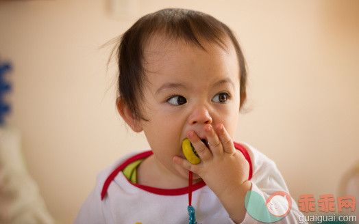 人,婴儿服装,玩具,室内,褐色眼睛_481112475_Chewing_创意图片_Getty Images China