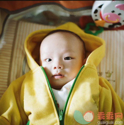 人,婴儿服装,玩具,室内,茄克_482354103_Baby in yellow jacket_创意图片_Getty Images China