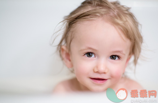 人,浴盆,室内,住宅房间,绿色眼睛_481087507_Toddler Boy looking over Rim of Bathtub, smiling_创意图片_Getty Images China