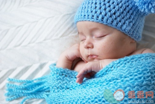 人,婴儿服装,室内,躺,床单_168762586_Sleeping baby_创意图片_Getty Images China