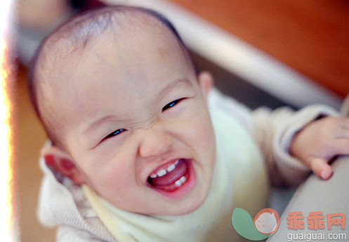 人,婴儿服装,室内,人的脸部,快乐_168717435_Baby smile_创意图片_Getty Images China