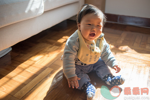 人,休闲装,婴儿服装,住宅内部,室内_537827873_Happy baby sitting on wooden floor_创意图片_Getty Images China