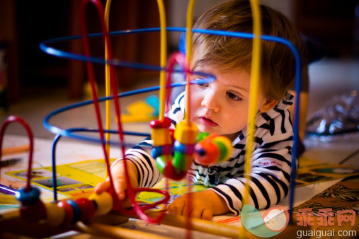 人,婴儿服装,玩具,室内,棕色头发_506367305_Baby is playing_创意图片_Getty Images China