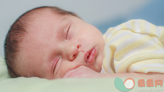 人,婴儿服装,室内,棕色头发,白人_488090619_Baby sleeping_创意图片_Getty Images China