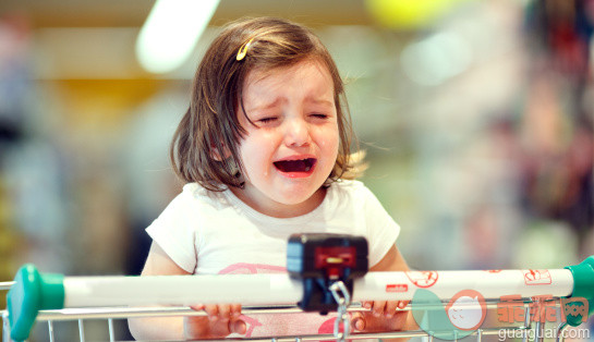 人,休闲装,婴儿服装,T恤,购物车_491966697_Girl crying_创意图片_Getty Images China