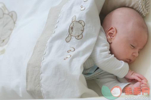 人,婴儿服装,室内,床上用品,白人_491321417_Newborn sleeping in the crib_创意图片_Getty Images China