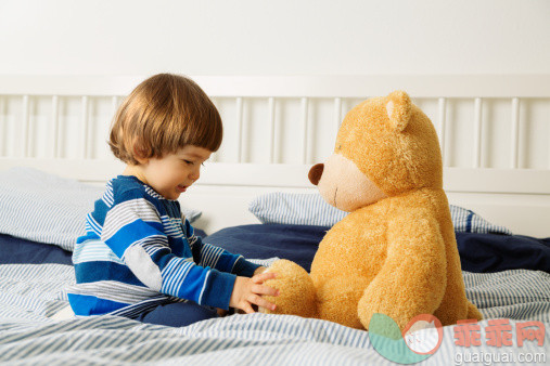 人,床,软垫,二件式睡衣,四分之三身长_490791463_Baby and his Teddy Bear_创意图片_Getty Images China