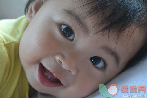 人,室内,褐色眼睛,躺,微笑_477157727_Baby girl smiling_创意图片_Getty Images China