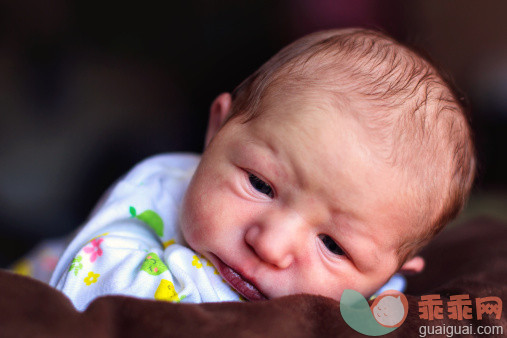 人,婴儿服装,室内,蓝色眼睛,白人_485173529_Baby Girl_创意图片_Getty Images China