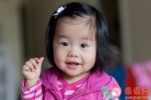 人,婴儿服装,室内,褐色眼睛,短发_490574647_Young Infant Thumbing Up_创意图片_Getty Images China