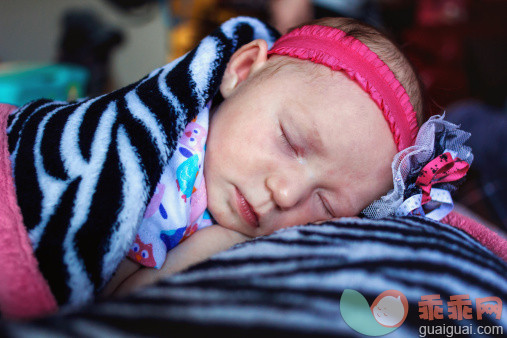 人,床,室内,住宅房间,白人_488107897_Sleeping Baby Girl._创意图片_Getty Images China