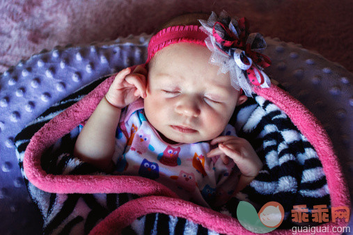 人,婴儿服装,床,室内,住宅房间_488107729_Sleeping Baby Girl_创意图片_Getty Images China