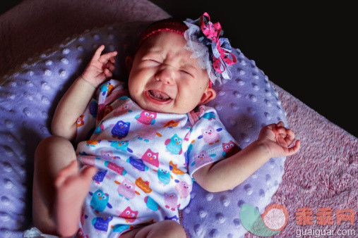 人,婴儿服装,室内,住宅房间,白人_488092753_Crying Baby Girl_创意图片_Getty Images China