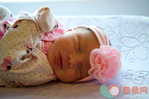 人,婴儿服装,室内,白人,毯子_163398671_Portraits of a newborn baby girl_创意图片_Getty Images China