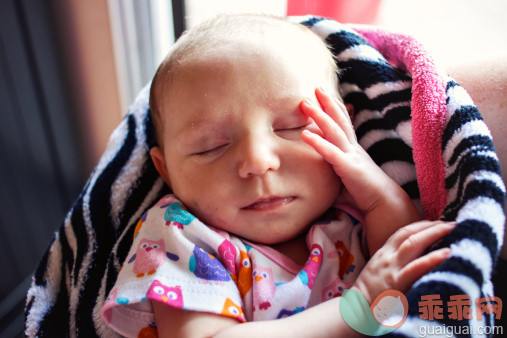 人,婴儿服装,室内,住宅房间,白人_488107771_Sleeping Baby Girl_创意图片_Getty Images China