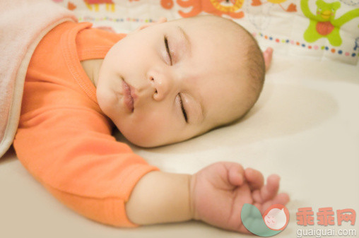 人,婴儿服装,室内,白人,卧室_144301578_Portrait of baby girl sleeping_创意图片_Getty Images China