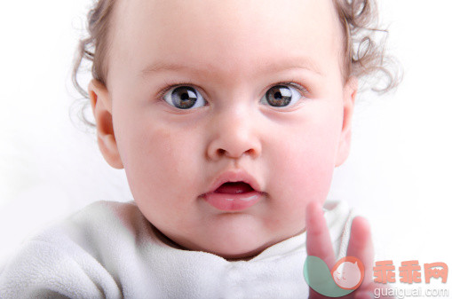 人,婴儿服装,影棚拍摄,褐色眼睛,卷发_164048603_Peace_创意图片_Getty Images China
