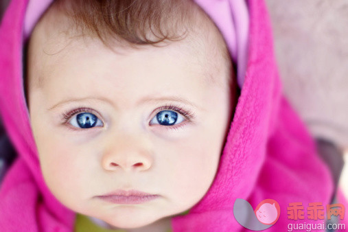 人,婴儿服装,蓝色眼睛,棕色头发,白人_480521493_Big blue eyes cute baby girl_创意图片_Getty Images China